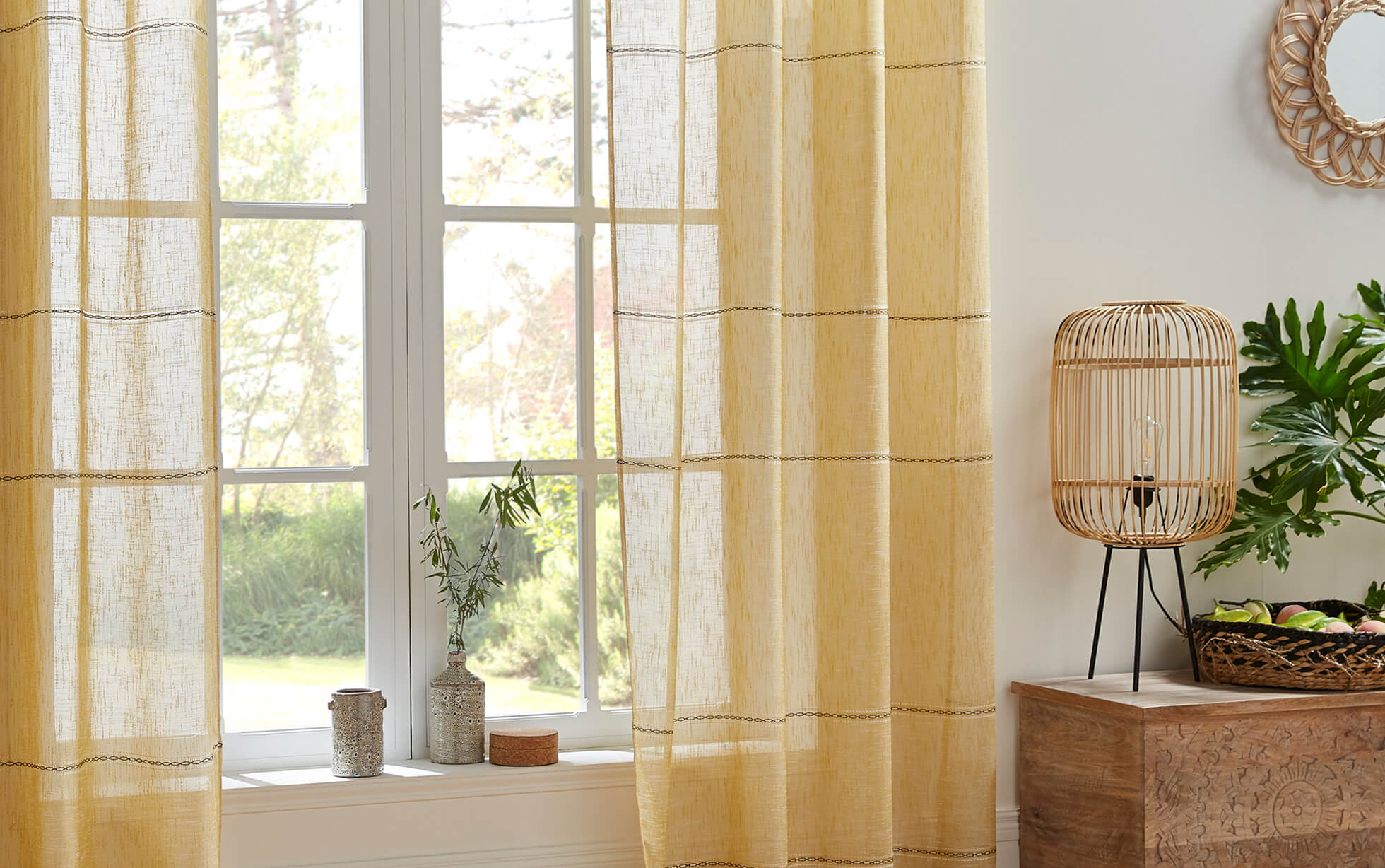 Cortinas y estores en tonos beiges, ¡crea ambientes más acogedores!