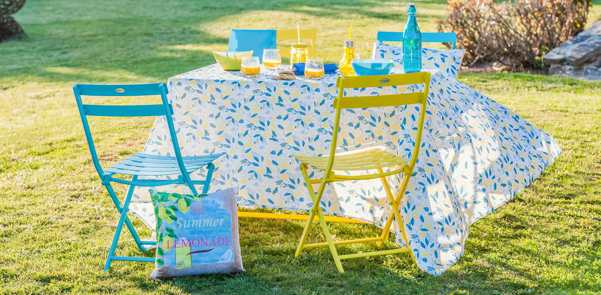 table d'extérieur avec nappe colorée