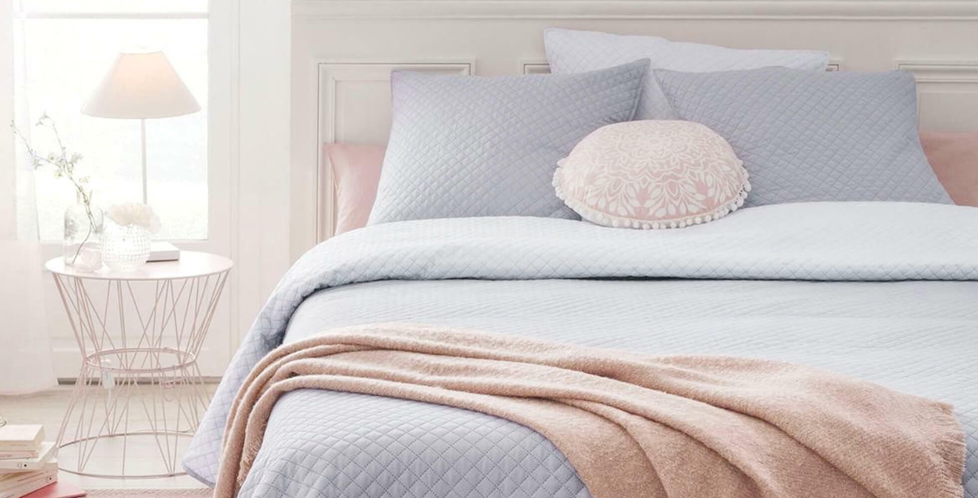 decoración de dormitorio con ropa de cama azul