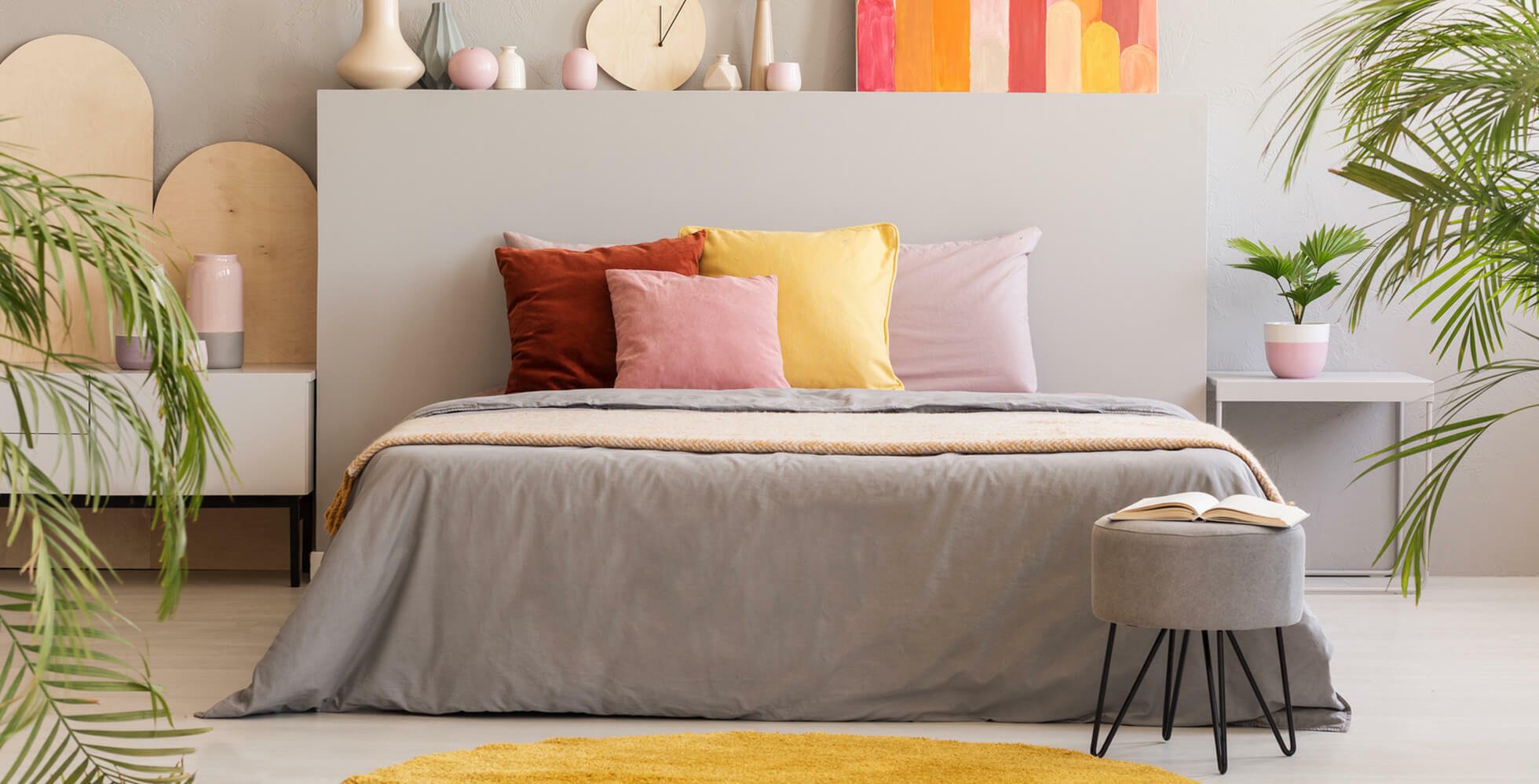 cama con acumulamiento de cojines coloridos