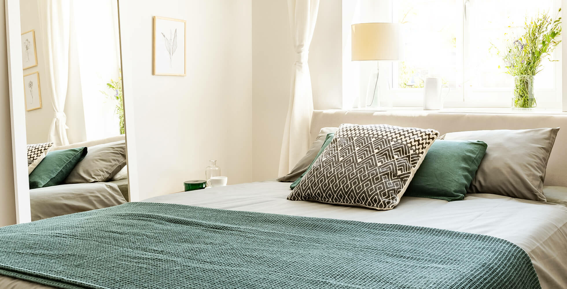 dormitorio pequeño con espejo