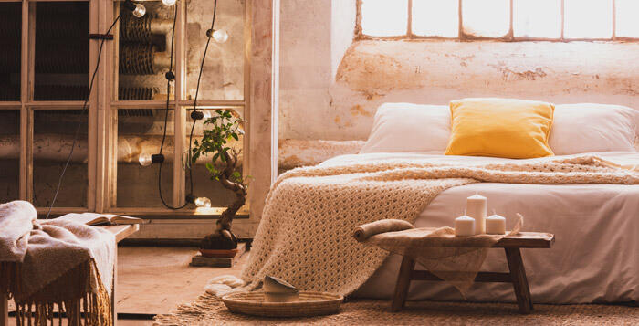 dormitorio acogedor con guirnaldas de luces y velas