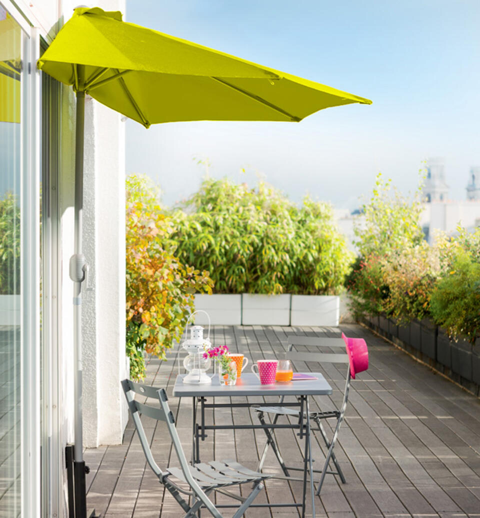 mesa de jardín pequeña con medio parasol