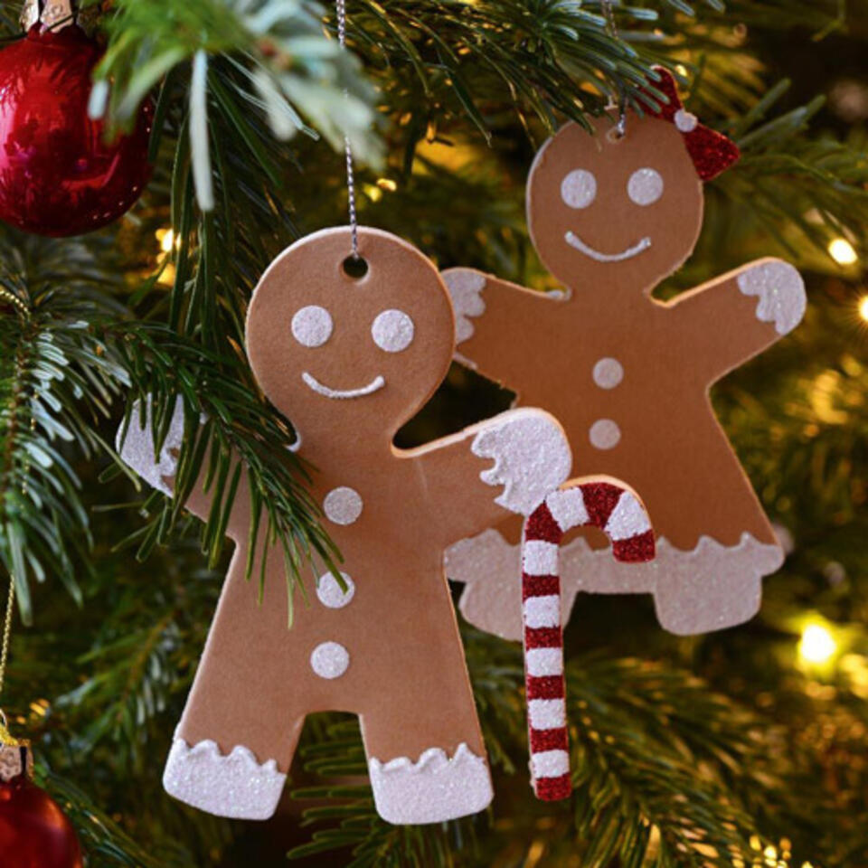 muñecos pan de especias colgados en un árbol de Navidad