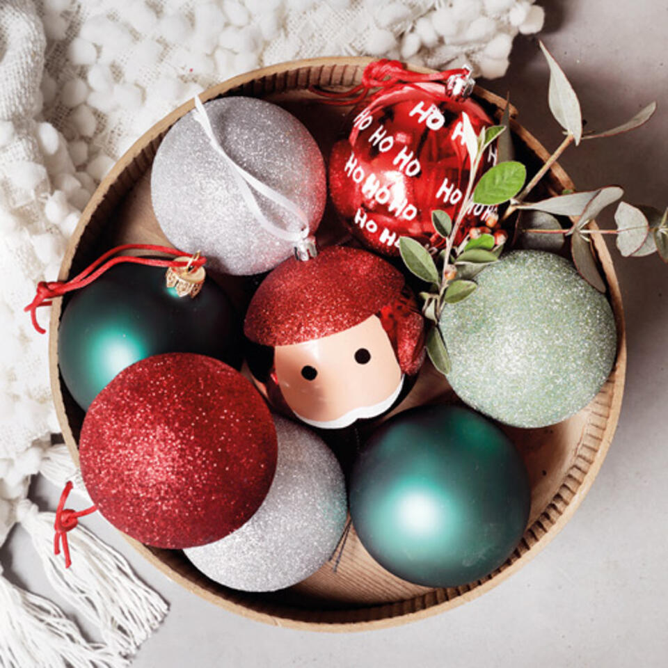 bolas de navidad rojas y verdes brillantes