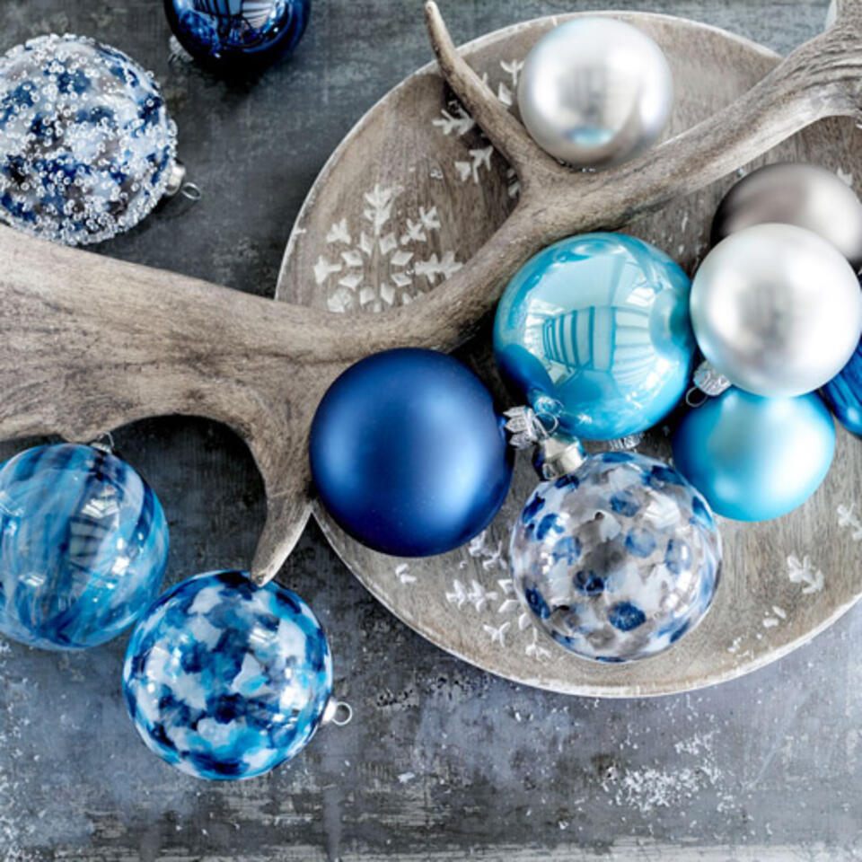 bola de Navidad azul para una decoración de Navidad nórdica