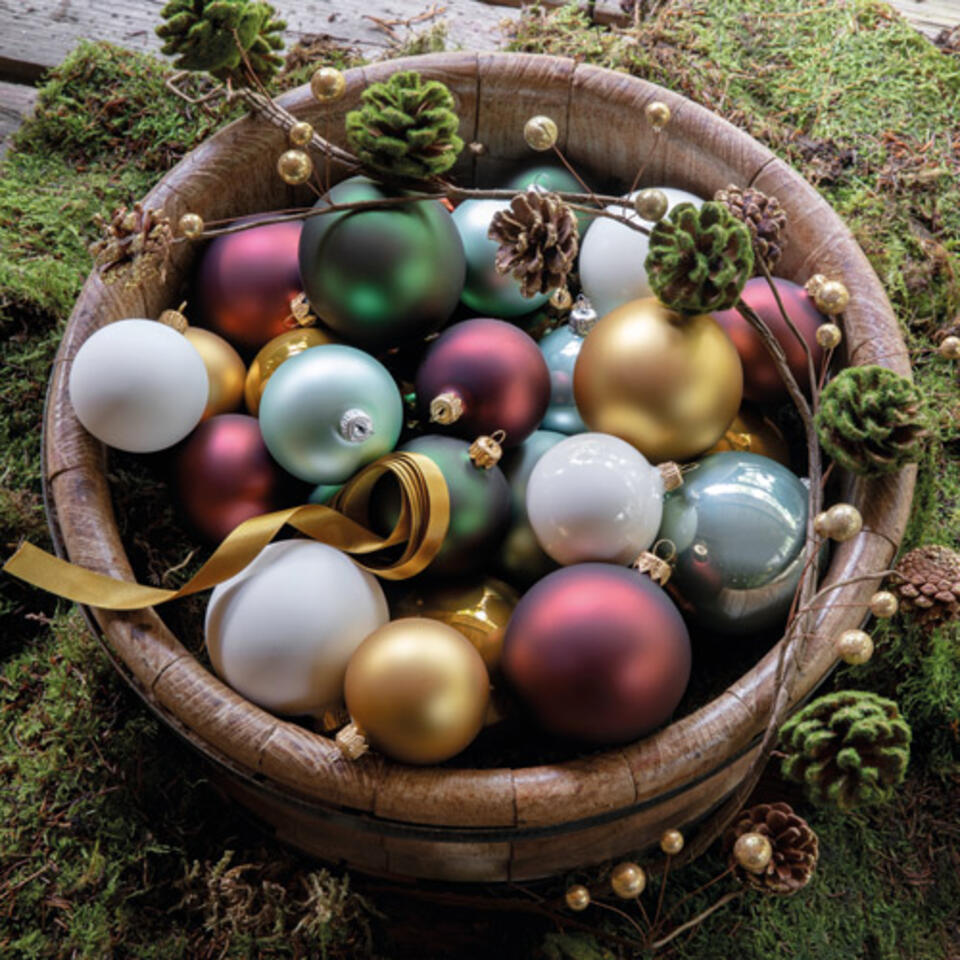bolas de navidad amarillo mostaza y rojo castaño