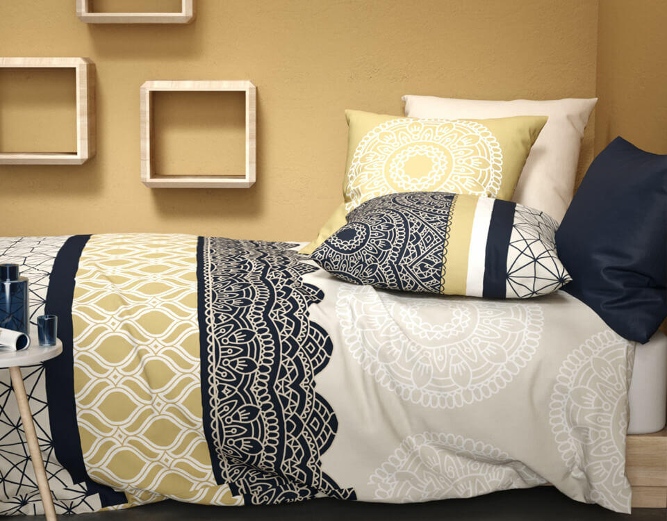 dormitorio con pared amarilla
