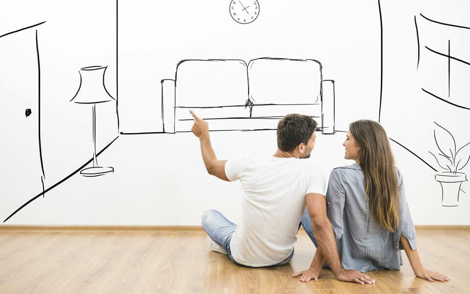humbre y mujer mirando un croquis de salón