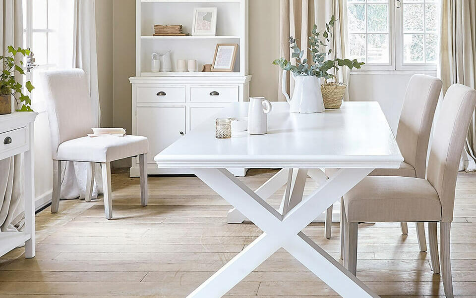 comedor con muebles claros