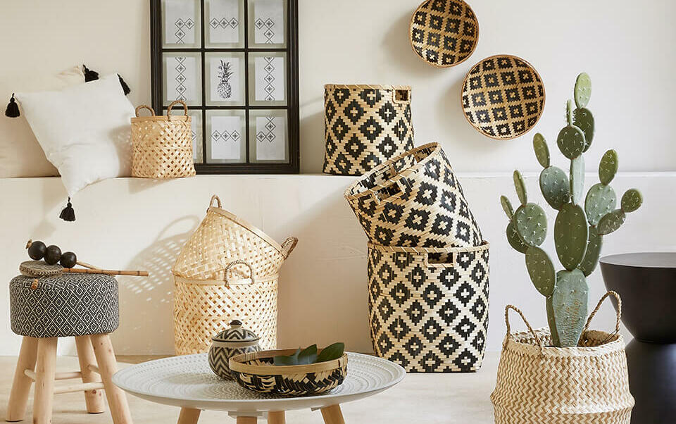 salón étnico con decoración cesto balinés