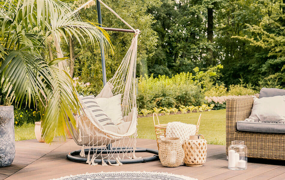 espacio exterior con silla colgante