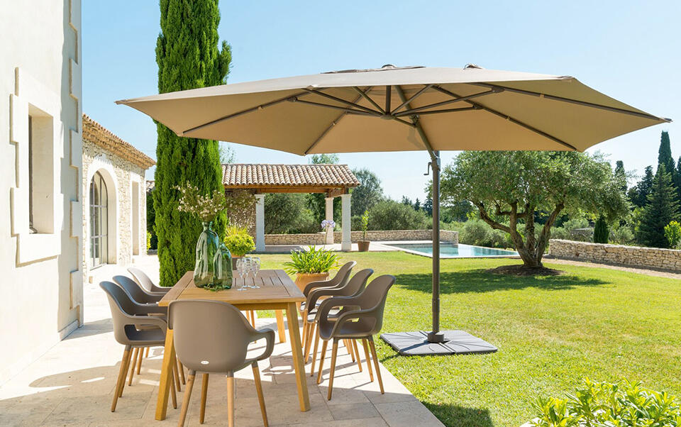 parasol de brazo lateral rectangular en un jardín