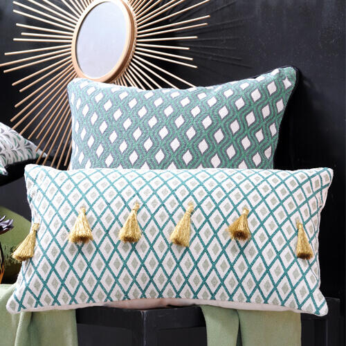 cojines verdes con pompones