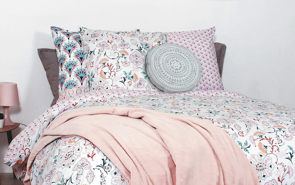 funda nórdica rosa con flores